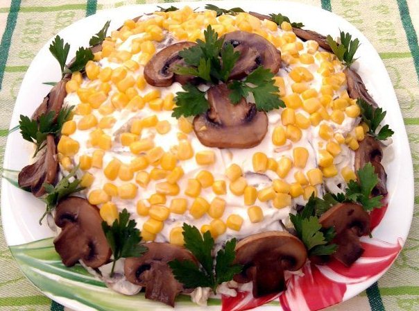 salat-s-gribami-kuricey-kukuruzoy