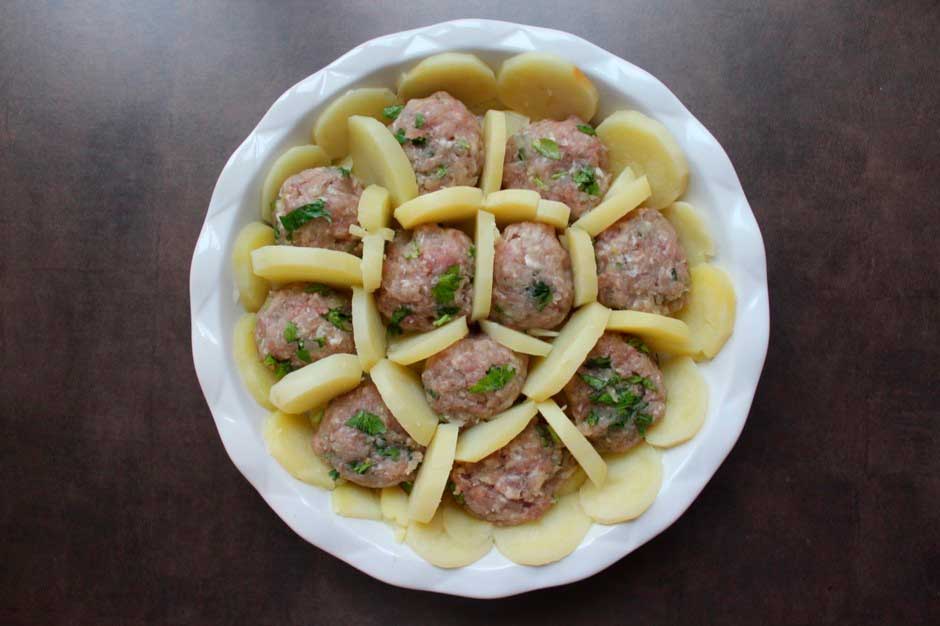 Запеченный картофель и тефтели из мяса индейки