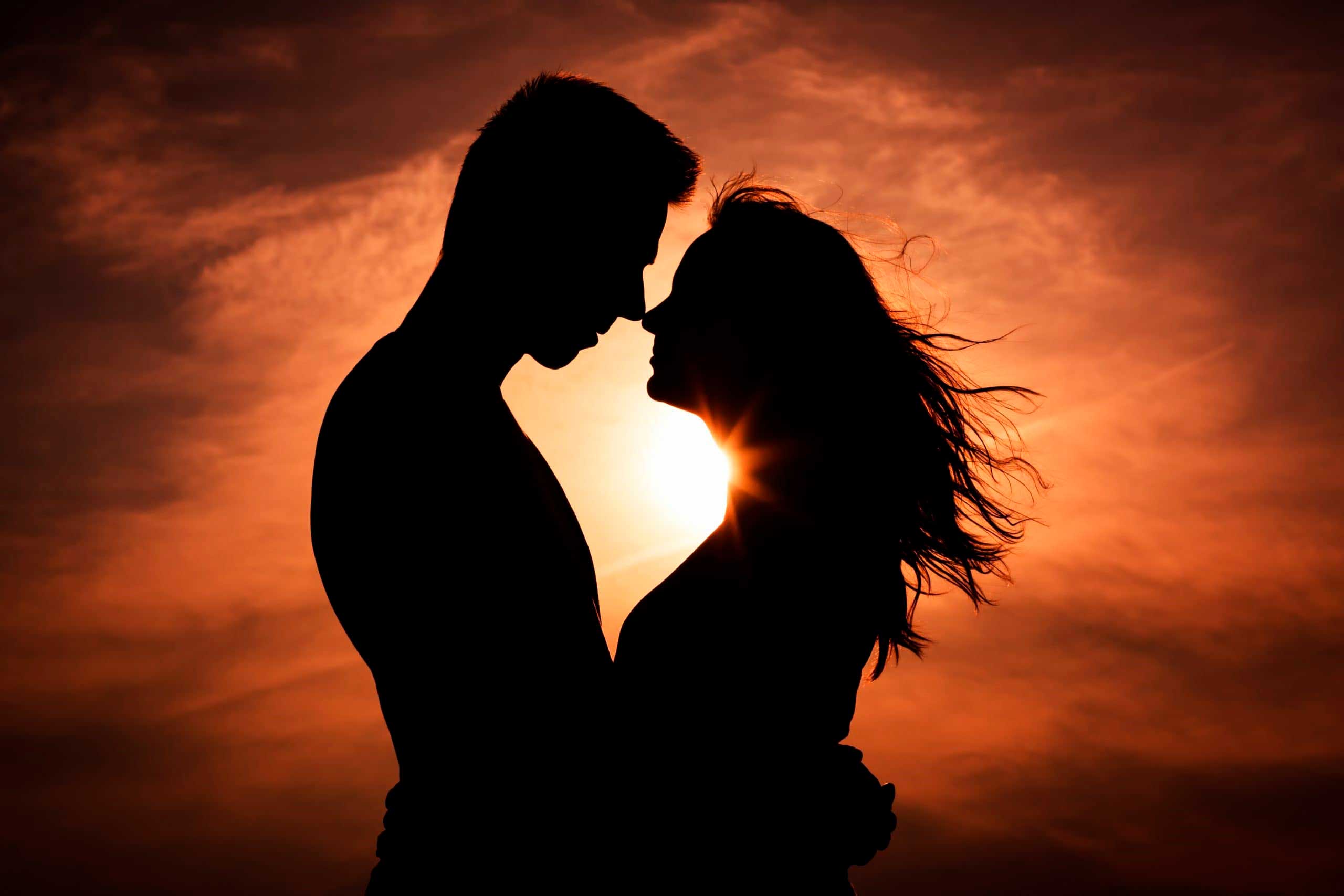 Картинка любящих. Влюбленная пара. Мужчина и женщина на закате. Влюбленная пара на закате. Силуэт мужчины и женщины любовь.